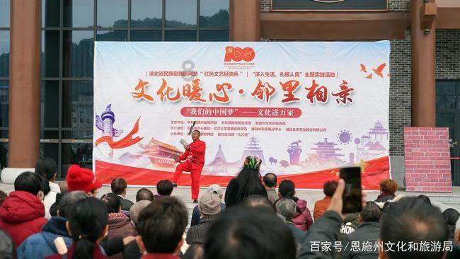 娃娃领针织衫配高腰牛仔裤，设计感十足，尽显成熟魅力，你喜欢吗？